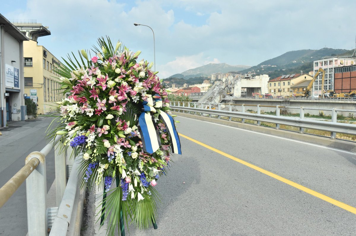 Шевченко і Пятов вшанували пам'ять жертв обвалення моста в Генуї (Фото) - изображение 3